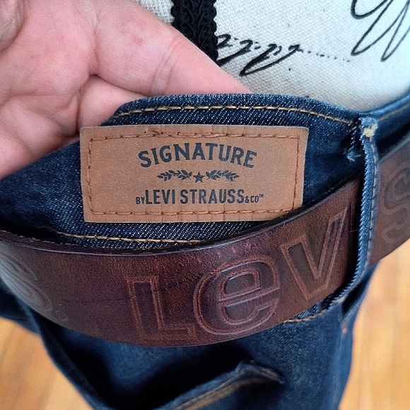 Levi's Signature Women's Blue Jeans. Mid Rise. Classic. Size 32. Great Condition - Picture 3 of 4